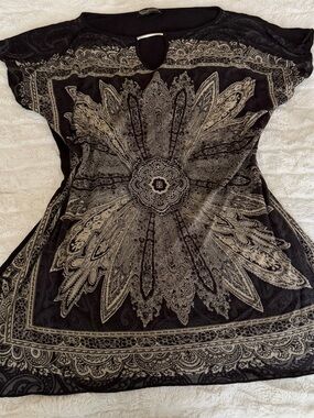 Vanilla Sugar Black Top with Cream Medallion Accents